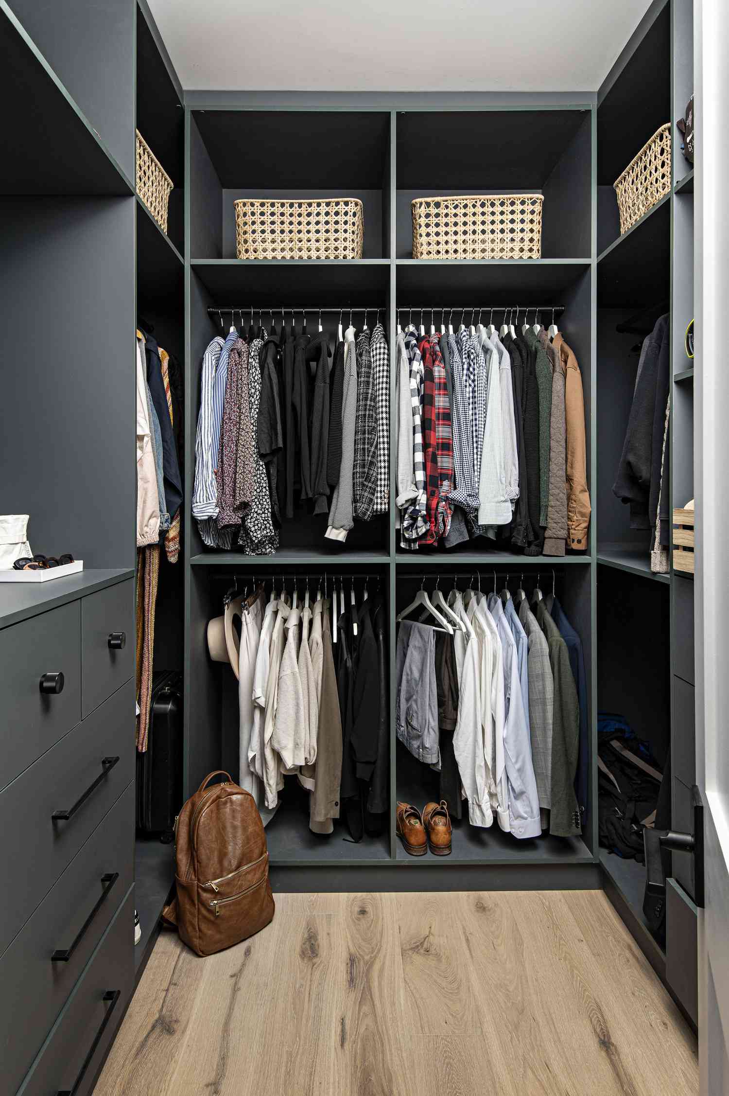 små u-formade idéer för walk-in closet
