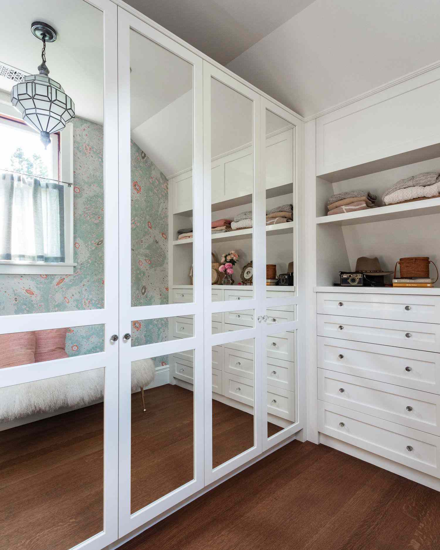 små idéer för walk-in closet