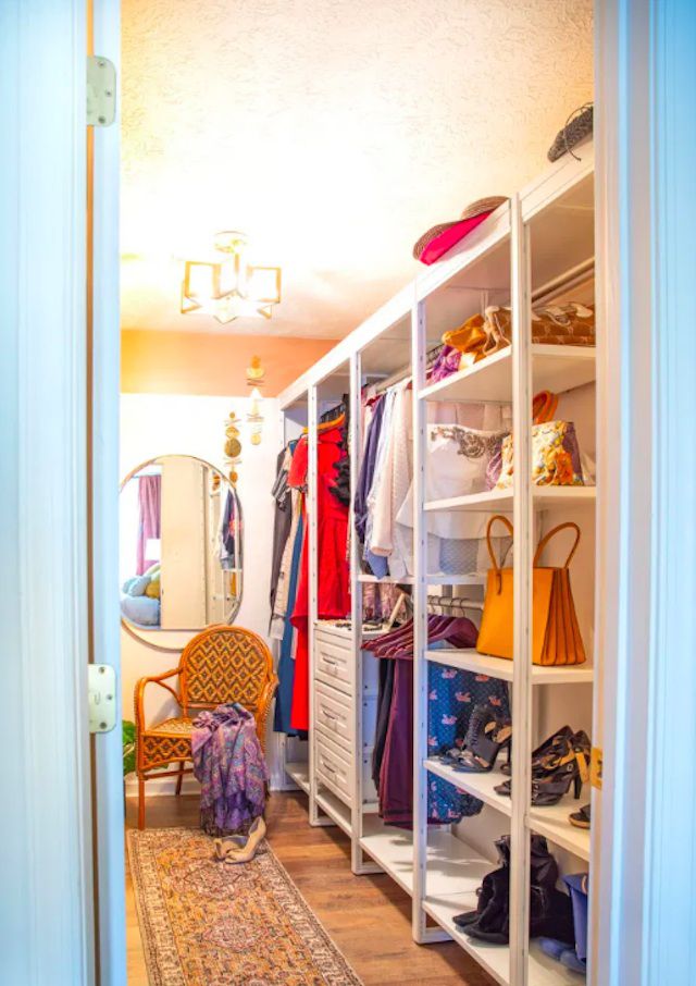 smal hylla för walk-in closet