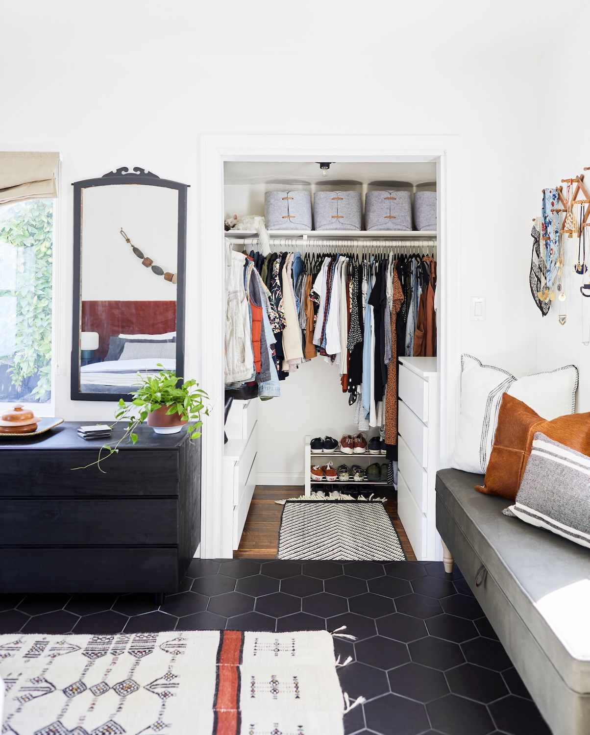 små öppna idéer för walk-in closet