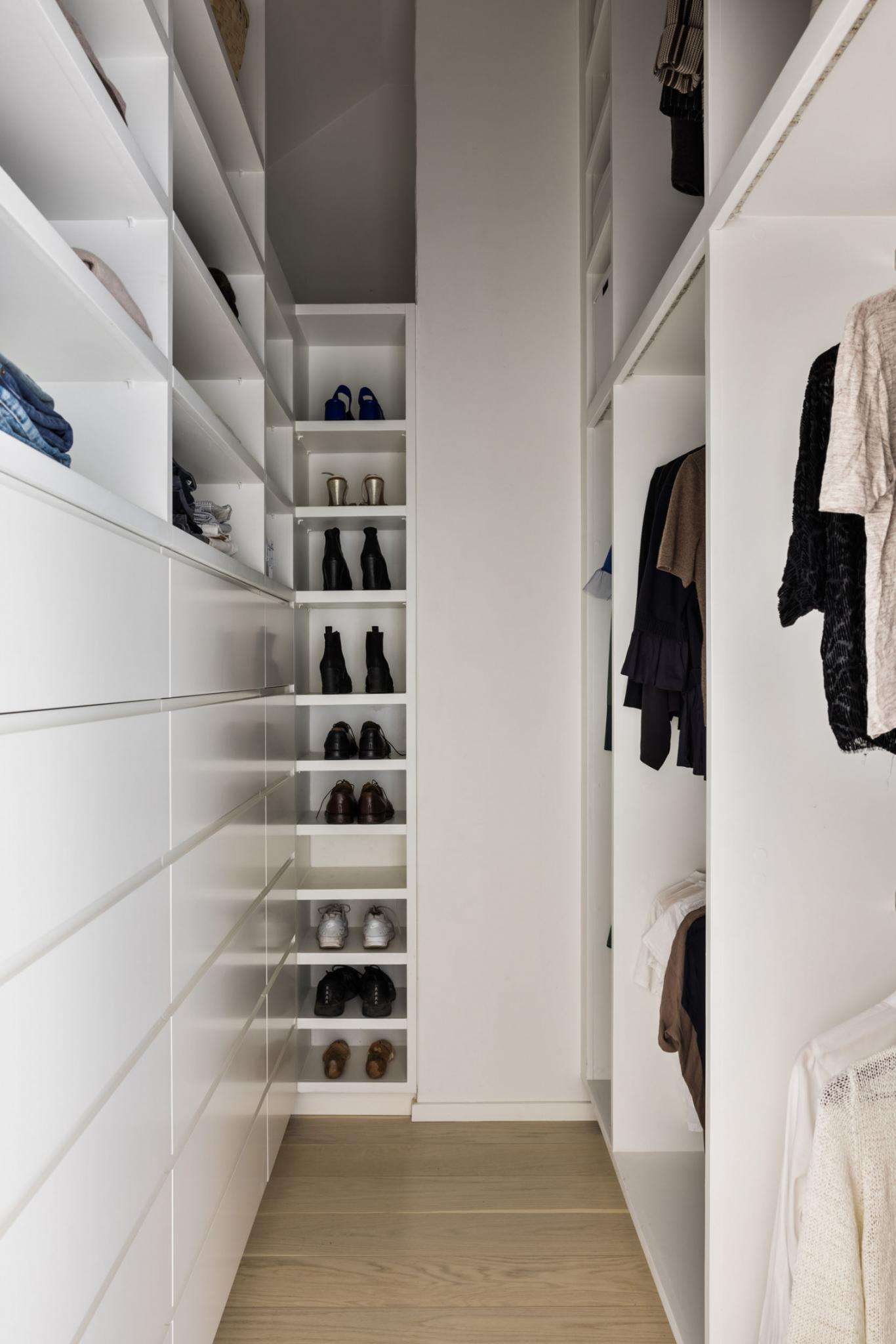små smala idéer för walk-in closet