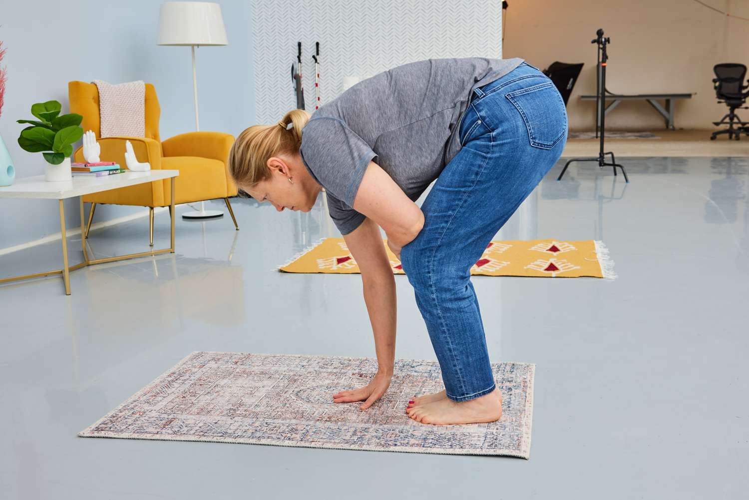 En person rör vid Chris Loves Julia x Loloi Jules Oriental Area Rug