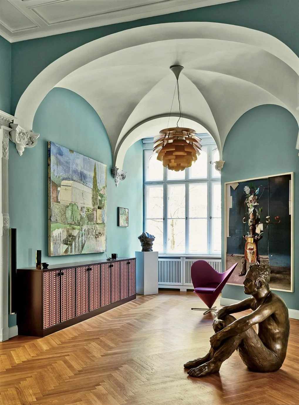 En stor blå hall med en vit takbehandling