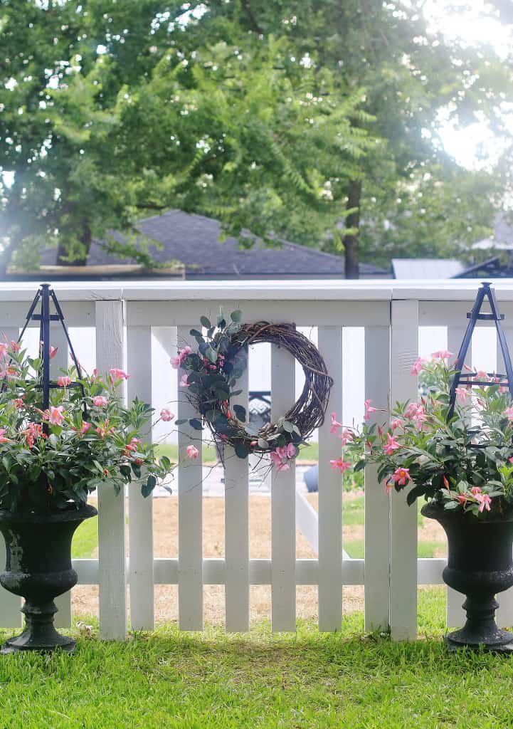 blommig krans på staket