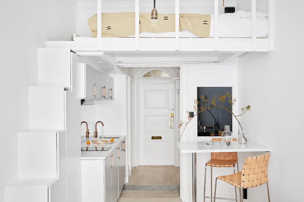 minimalt vitt loft sovrum