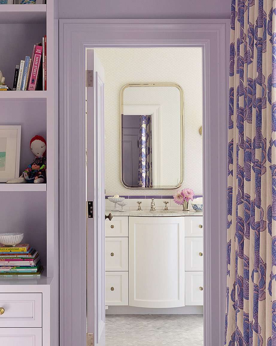 Vitt badrum med lila kakel backsplash kant.