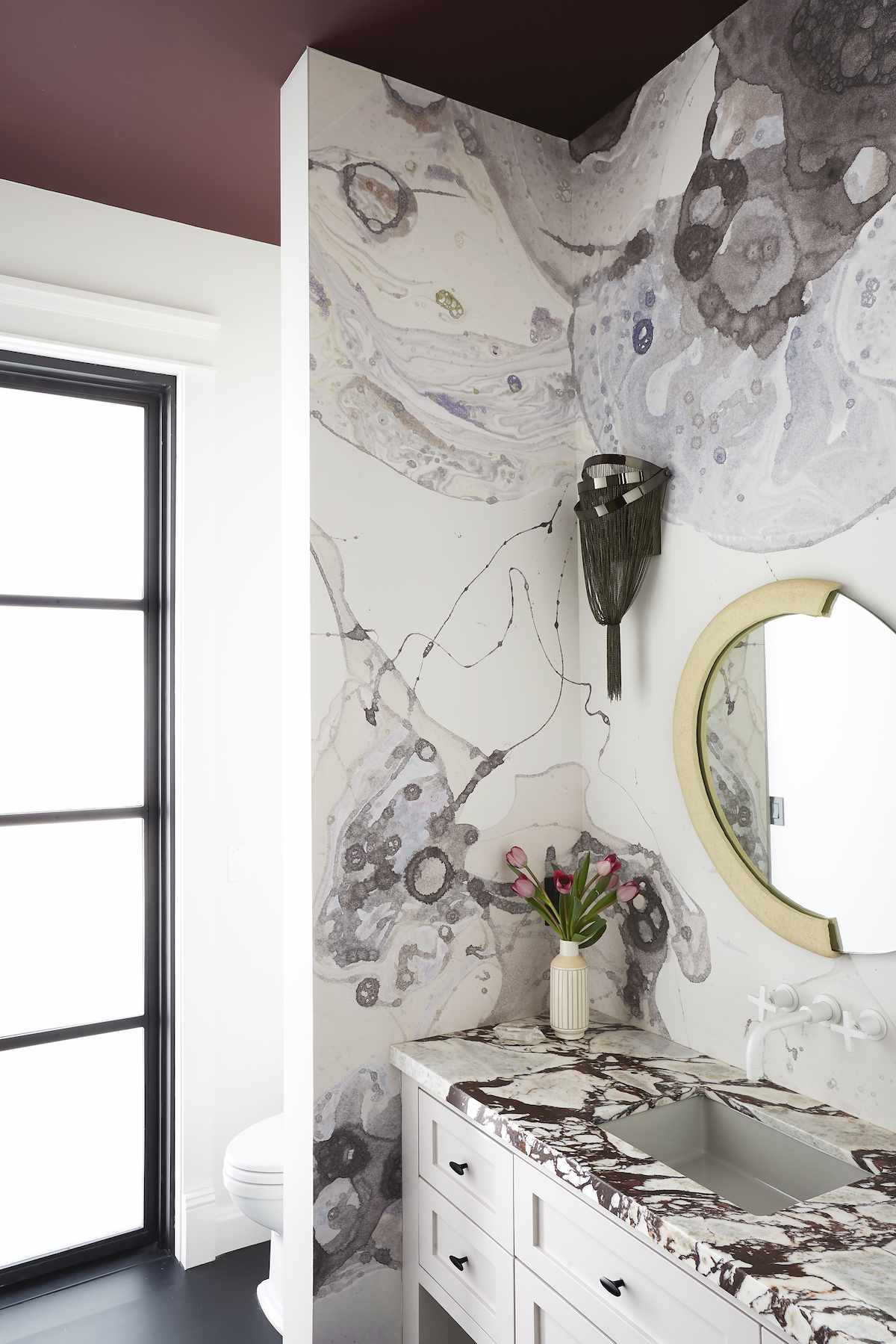 Mauve badrum med marmor
