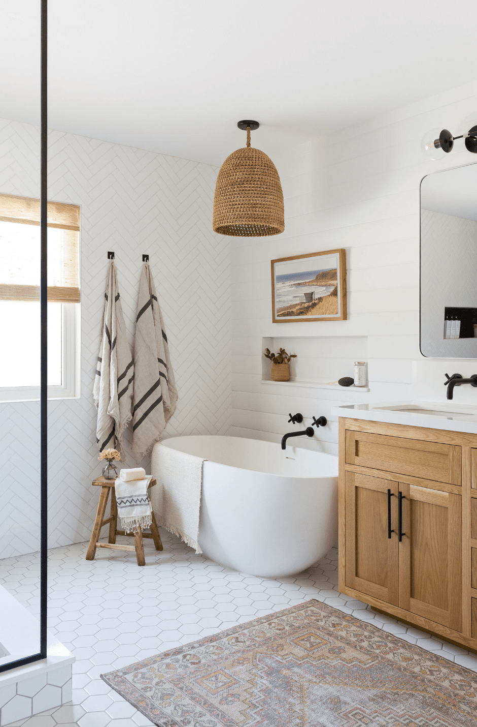 Badkar i badrum med varma boho-accenter