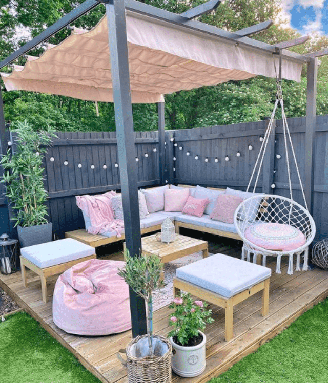 Tyg över däck med rosa tillbehör