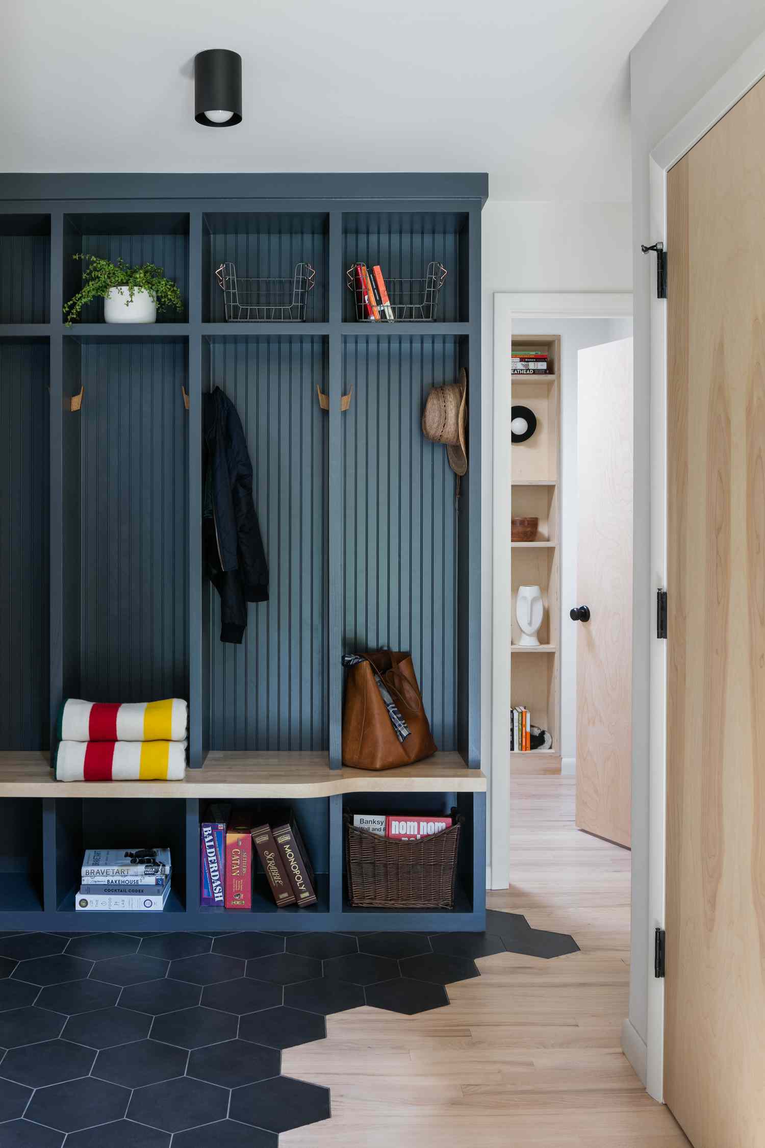 Ljusa aqua mudroom inbyggda kuber är ihopkopplade med mörkblå golvplattor. 