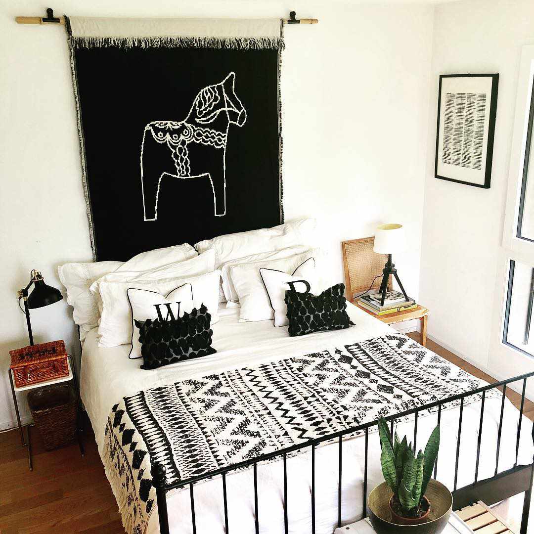 svartvitt rum i boho-stil