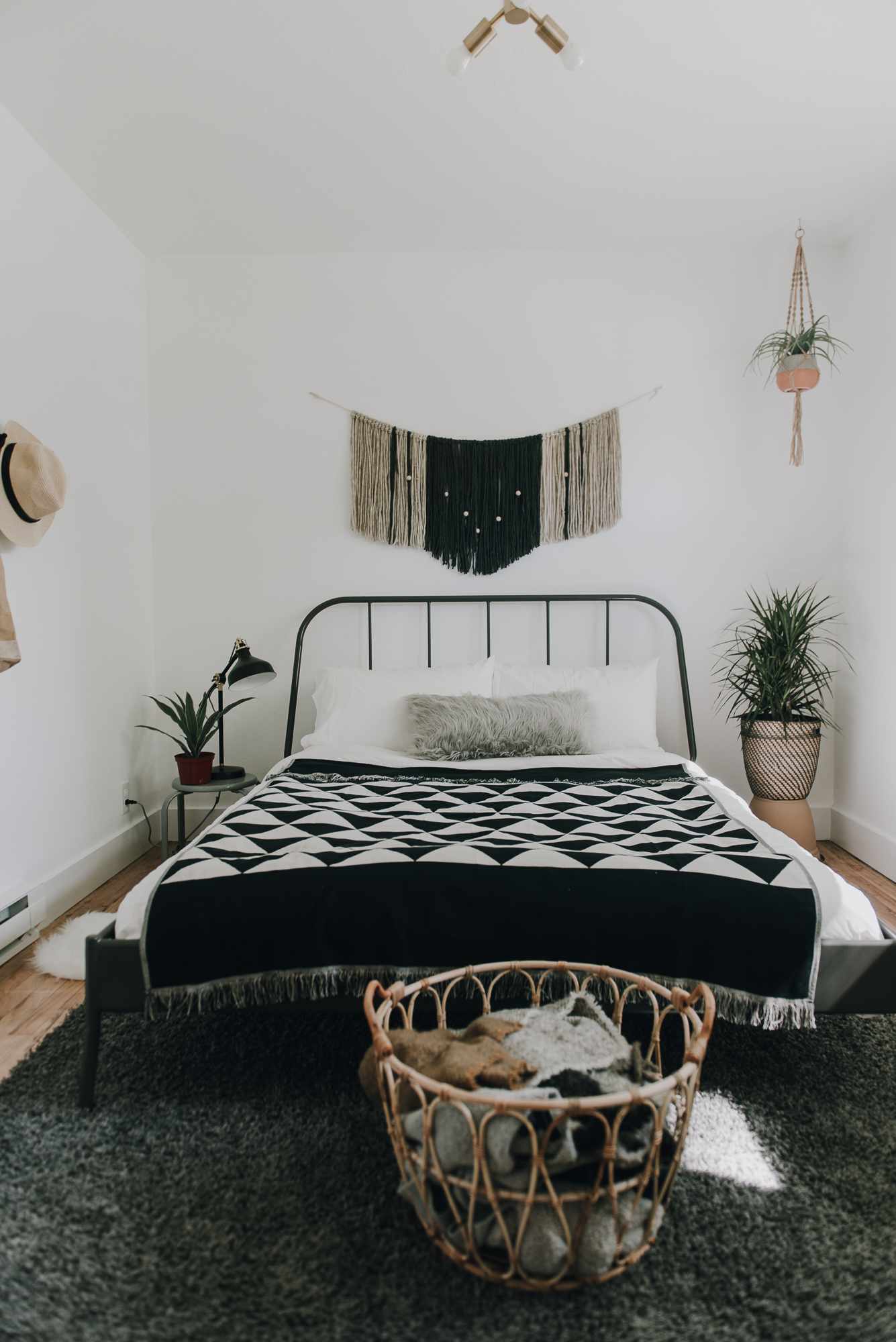boho stil svartvitt sovrum