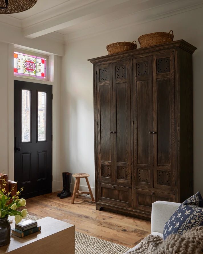 främre ingång med antik armoire