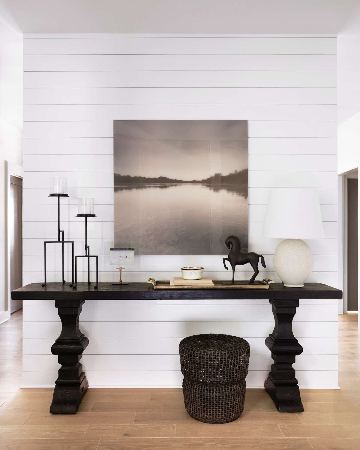 foajé med shiplap accentvägg