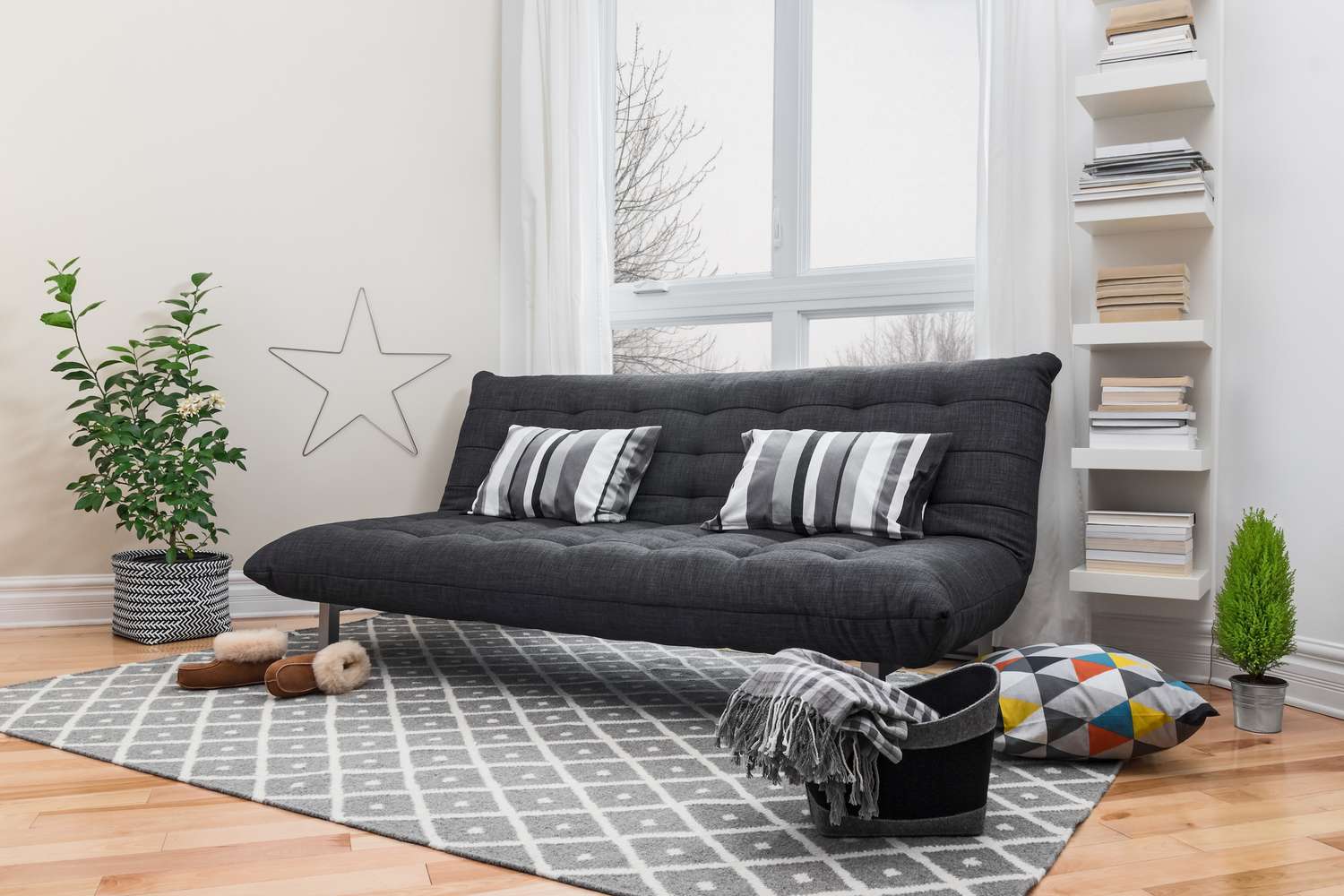 mörkgrå futon