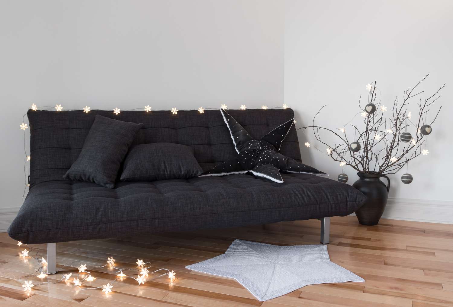 svart futon med stränglampor