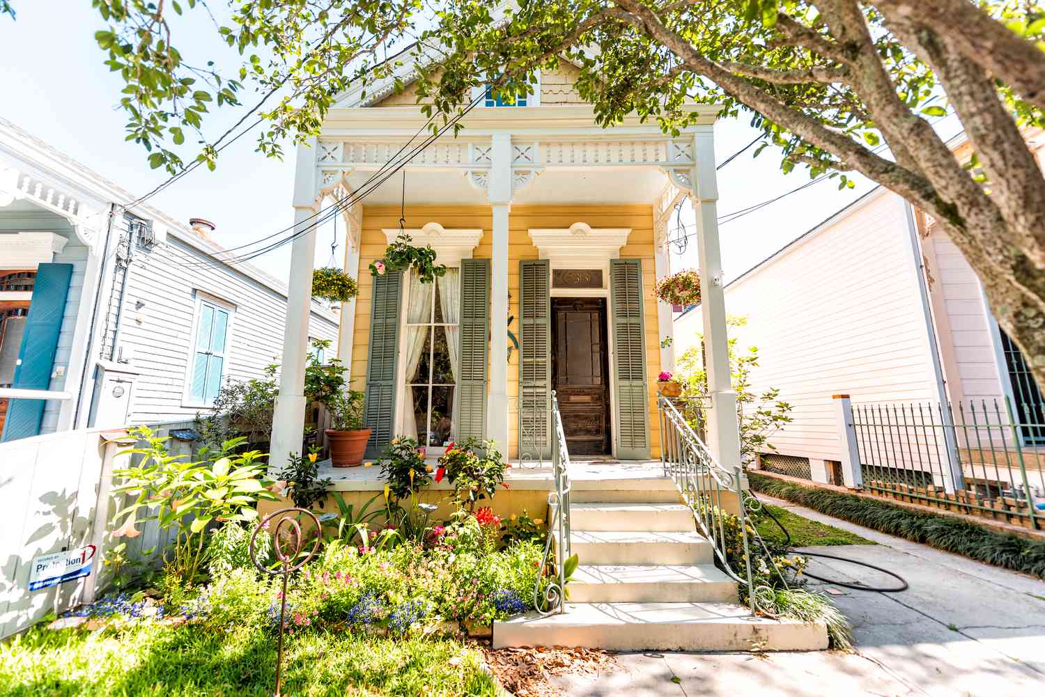 Liten stuga i grekisk nybyggnadsstil i New Orleans.