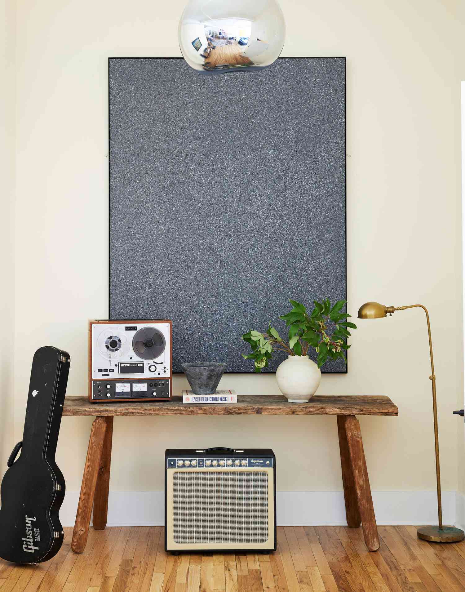 Konsolbord med dekor med musiktema
