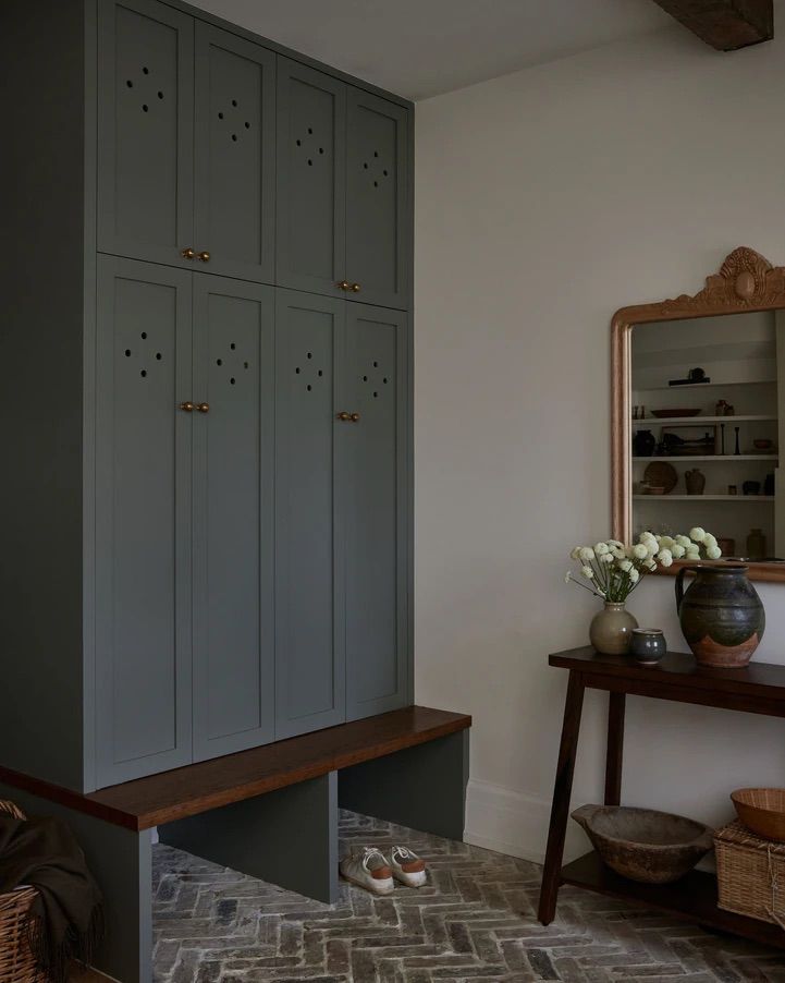 Konsolbord med färska blommor i Mudroom
