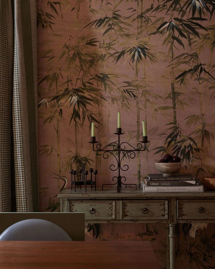 Konsolbord i matsalen med bambu tapet