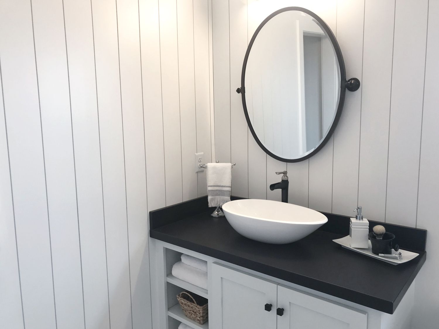 Vertikal shiplap i ett badrum