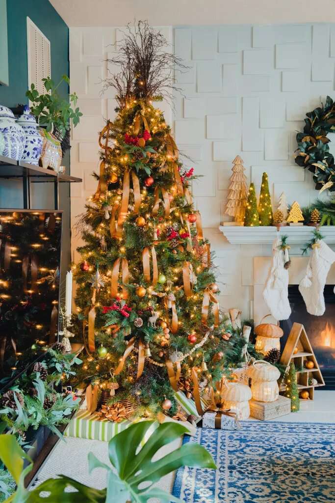 Julgransdekorationer i guld och rött
