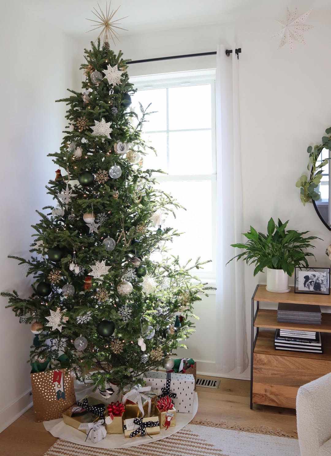 Julgran med stjärna, snöflinga och runda ornament