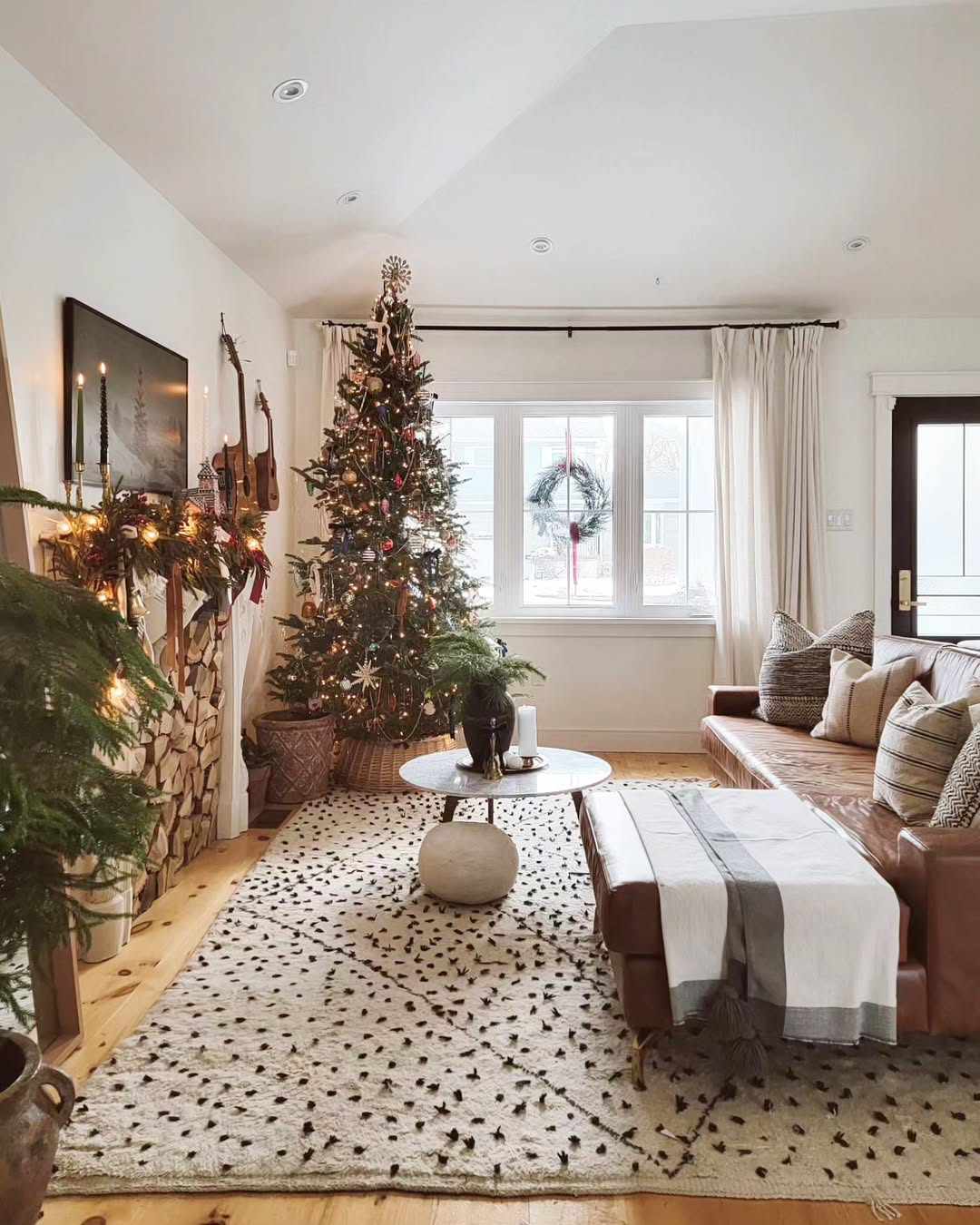 Julgran i vardagsrummet med korgfot