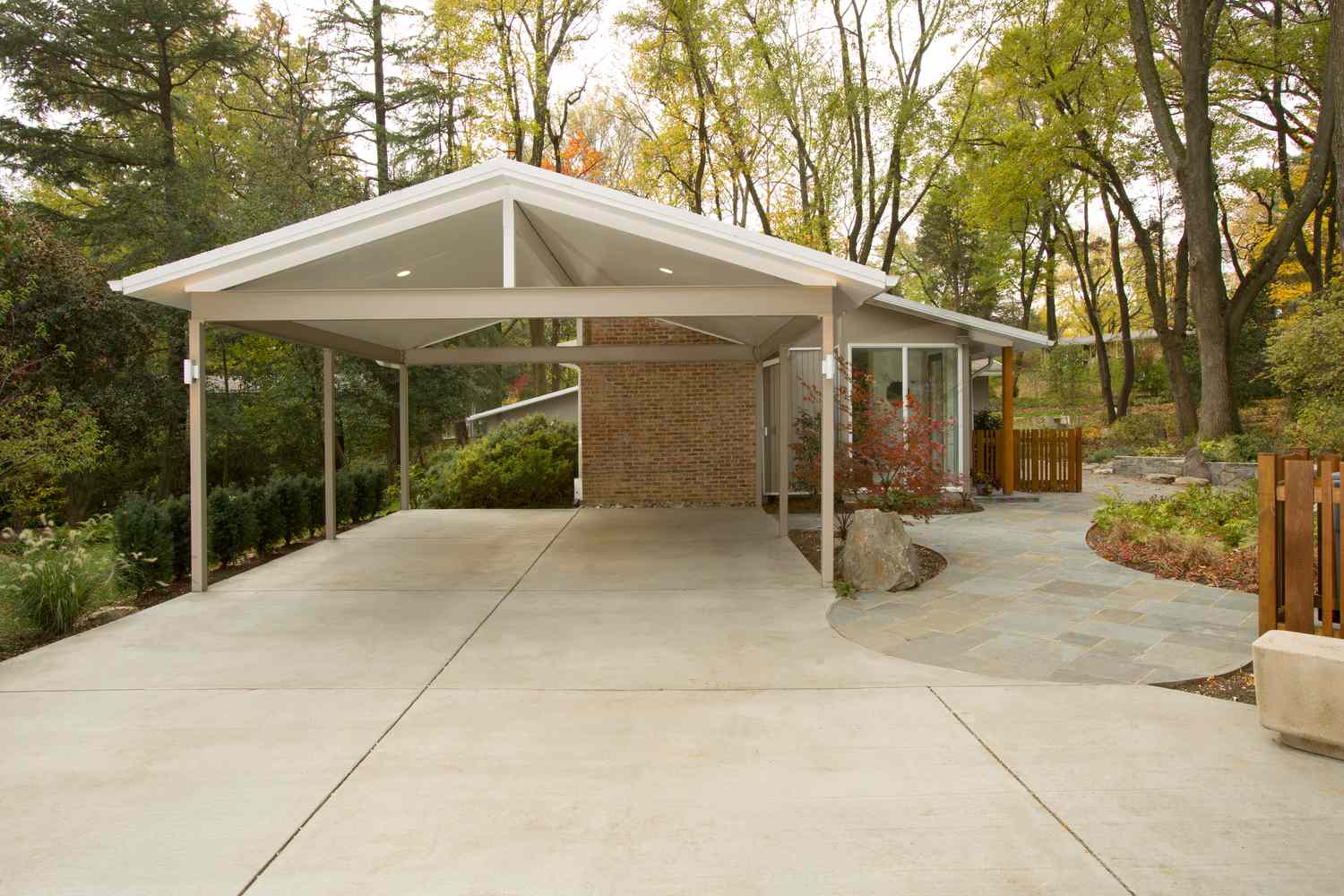 carport vid entrén till hemmet