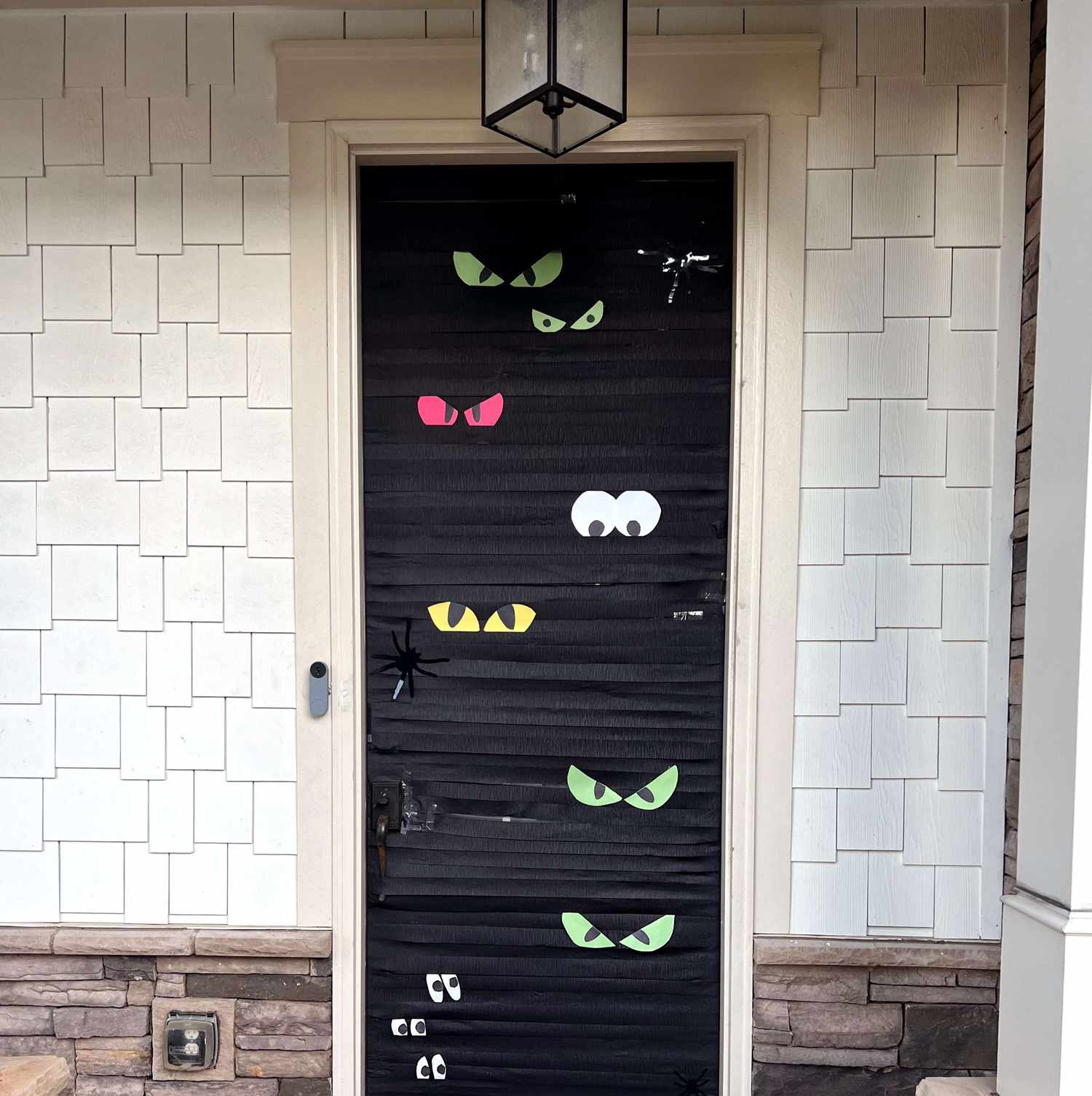 Halloween tittande ögon dörr