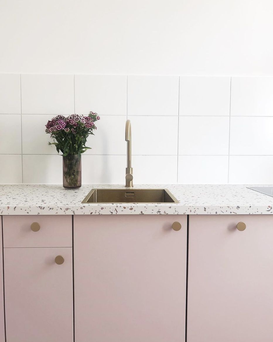 Rosa skåp med terrazzo bänkskiva