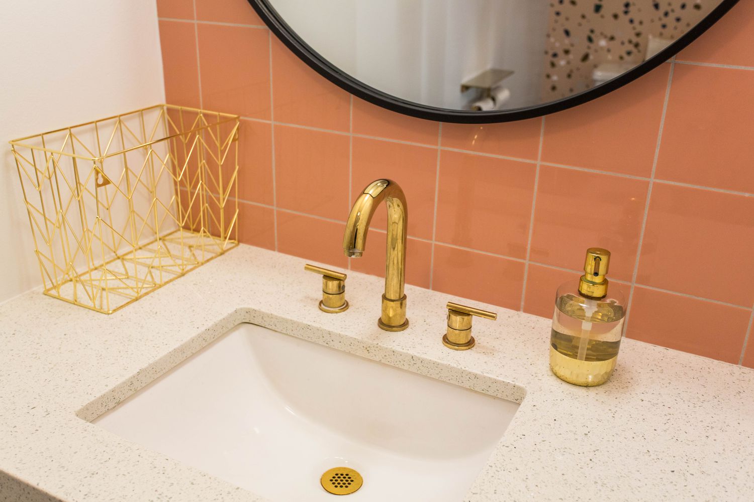 Badrum med terrazzo handfat