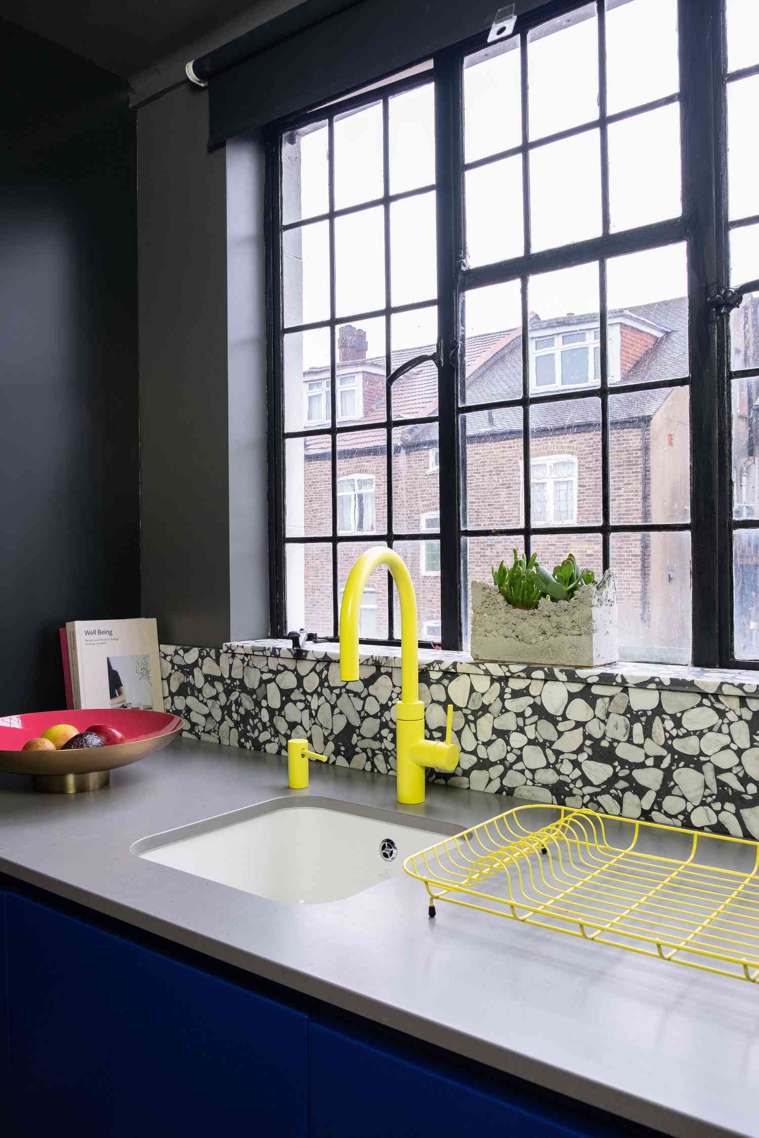 Kök med terrazzo backsplash
