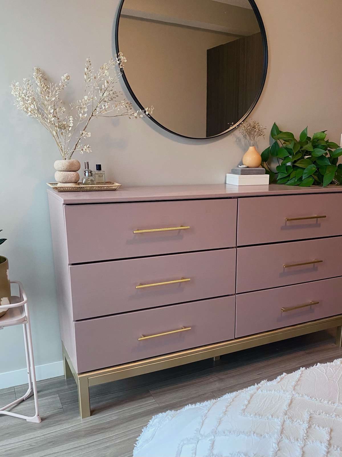 rosa Ikea Tarva byrå