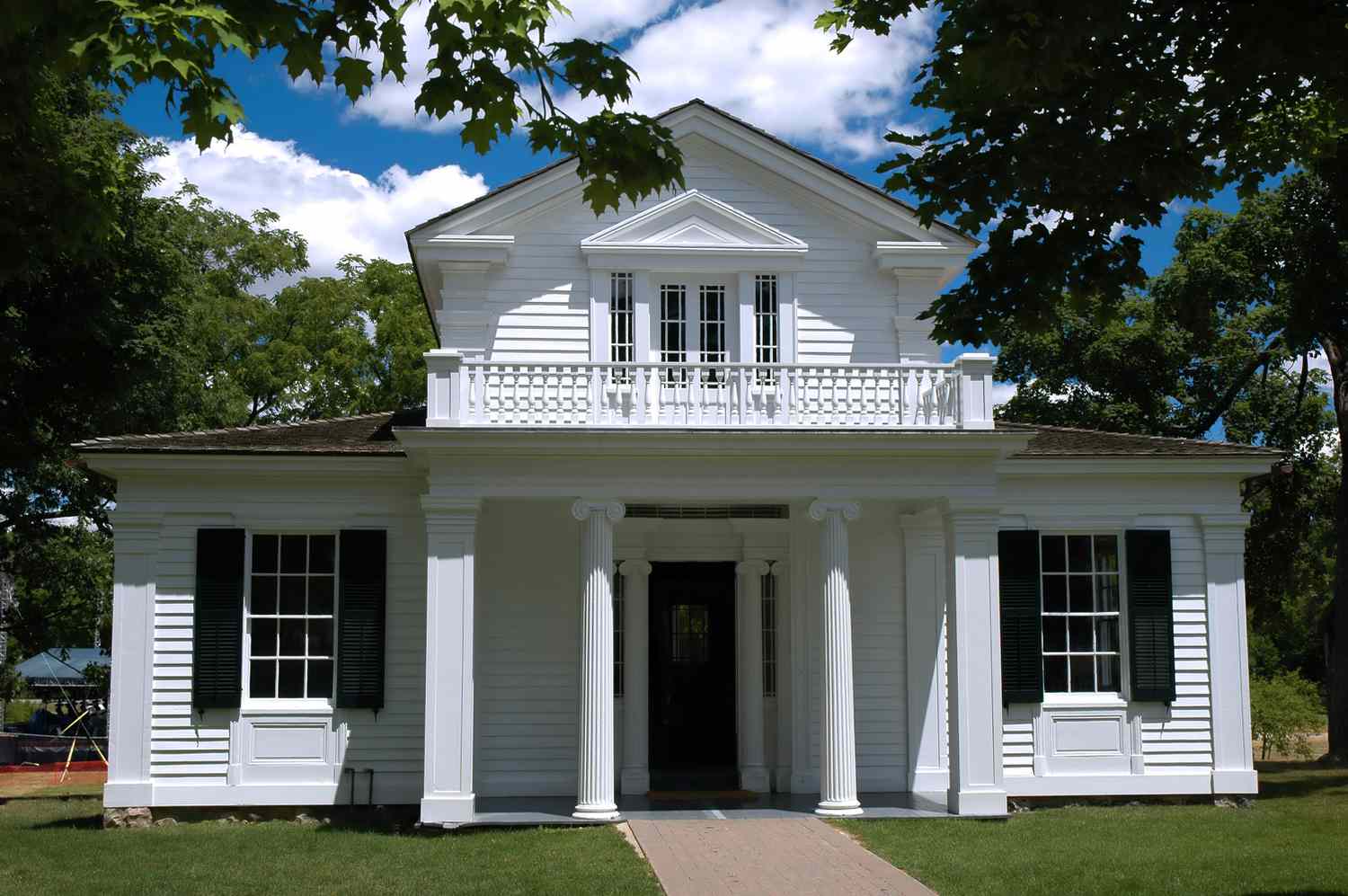 Hus i grekisk nybyggnadsstil i Greenfield Village, Michigan.