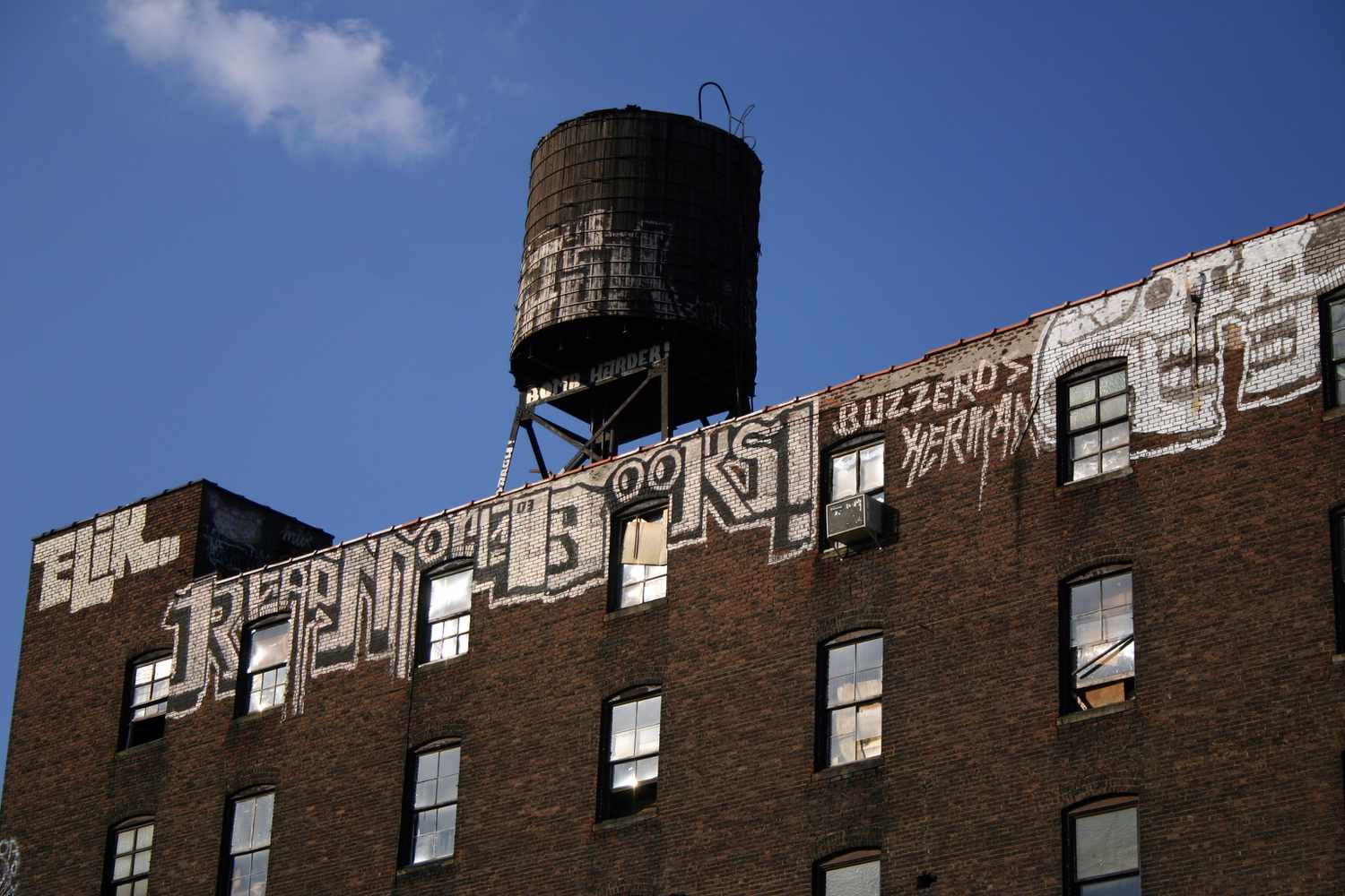 Vattentornsbyggnad i Brooklyn