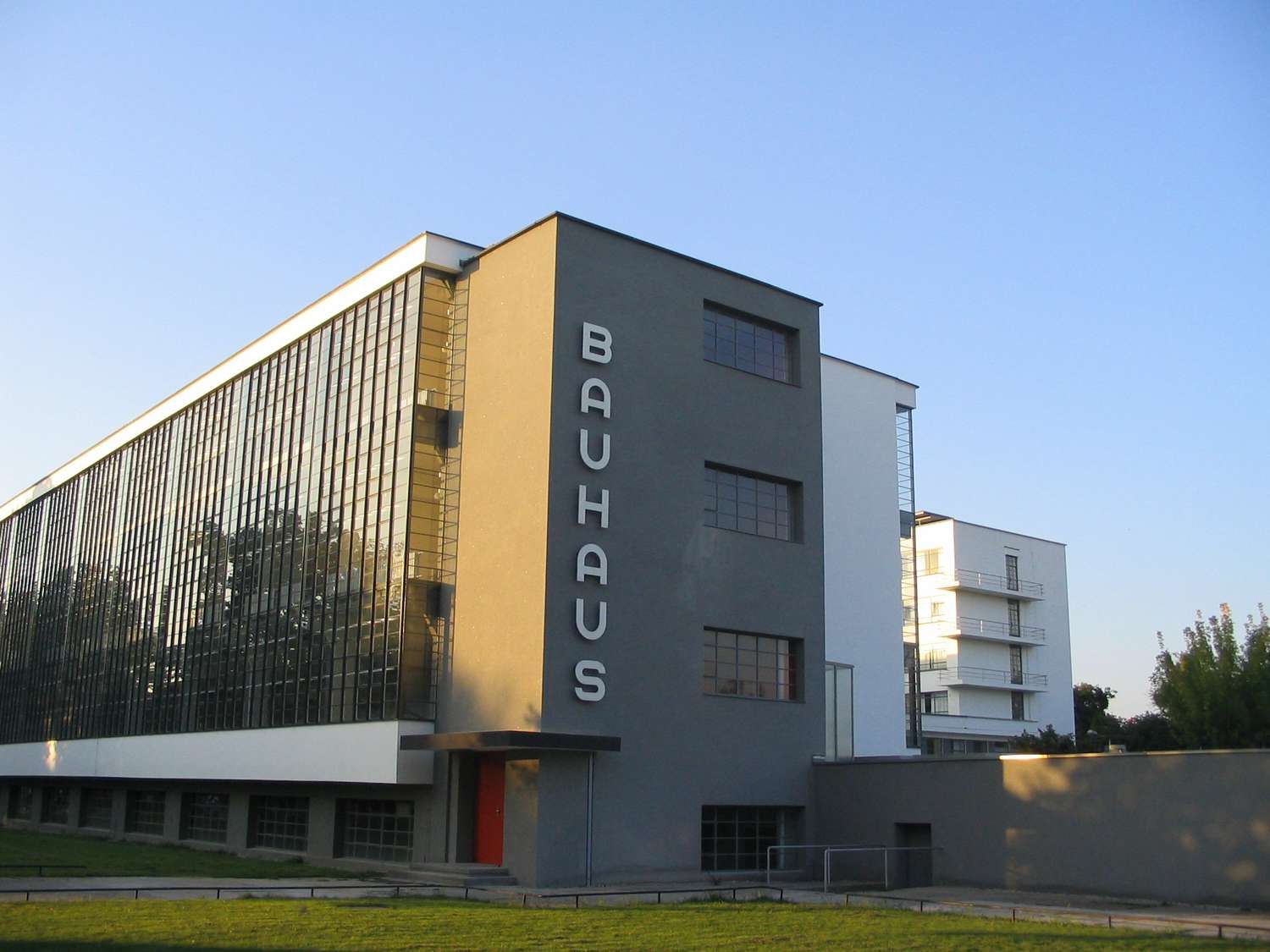 Bauhaus huvudbyggnad ritad av Walter Gropius