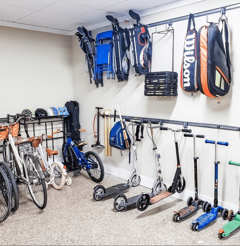 En samling skotrar i ett garage