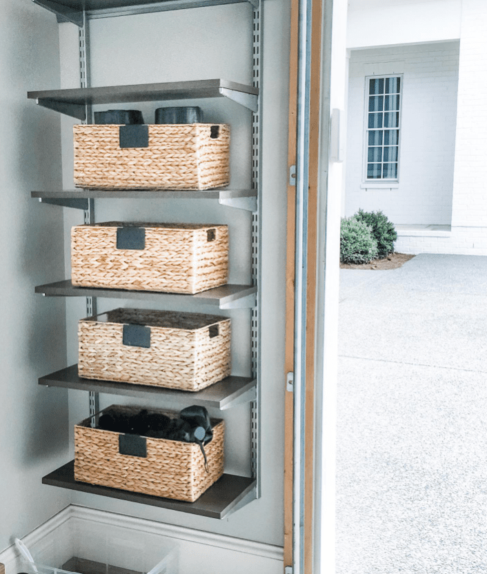 Liten garagevägg med en stapel av korgbackar