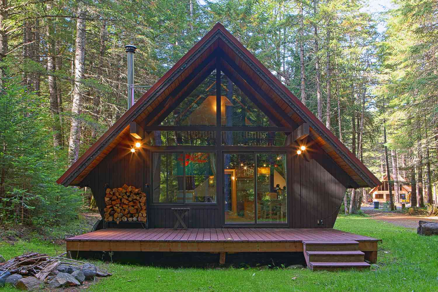 Modern stuga med bakgård i skogen