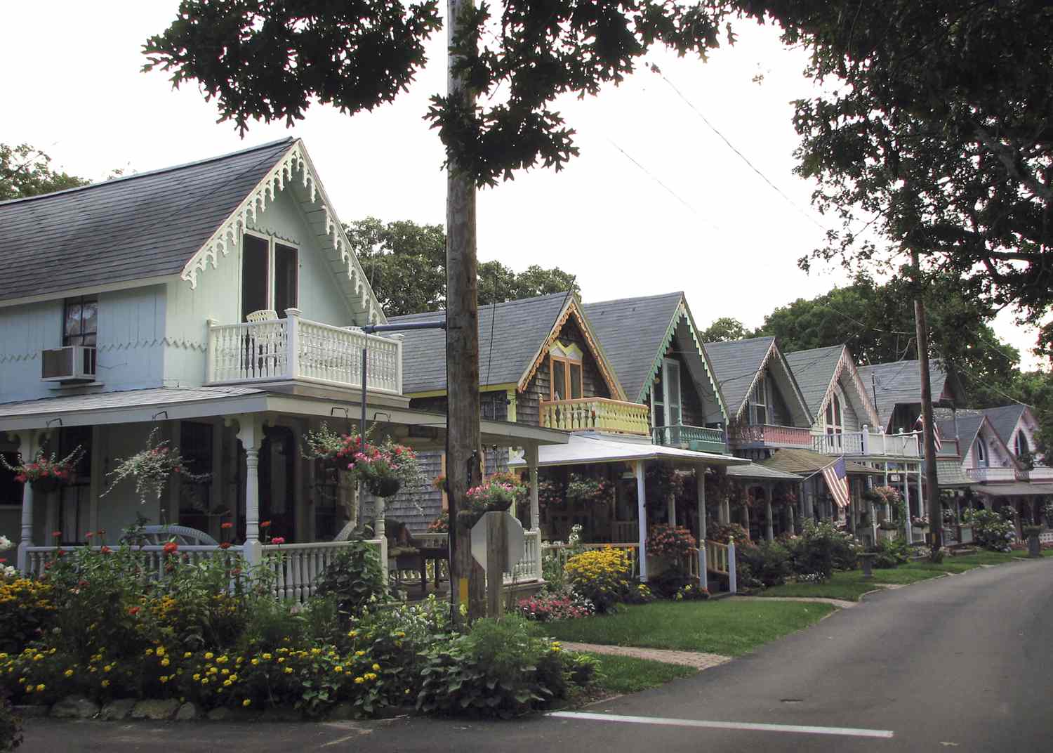 Färgglada stugor i ett kvarter i Martha's Vineyard