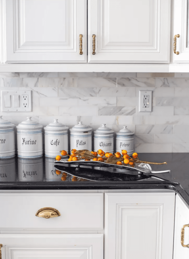 svarta granitbänkskivor och vit marmor backsplash