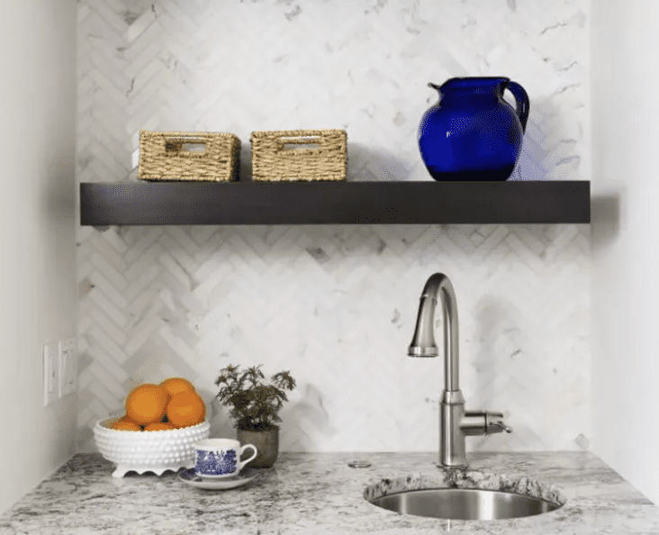 bänkskiva i granit med fiskbensbacksplash