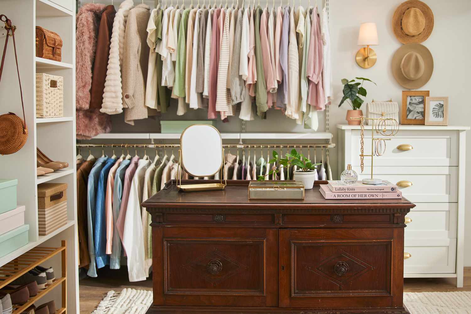 Vintage byrå som används som en ö i en walk-in closet