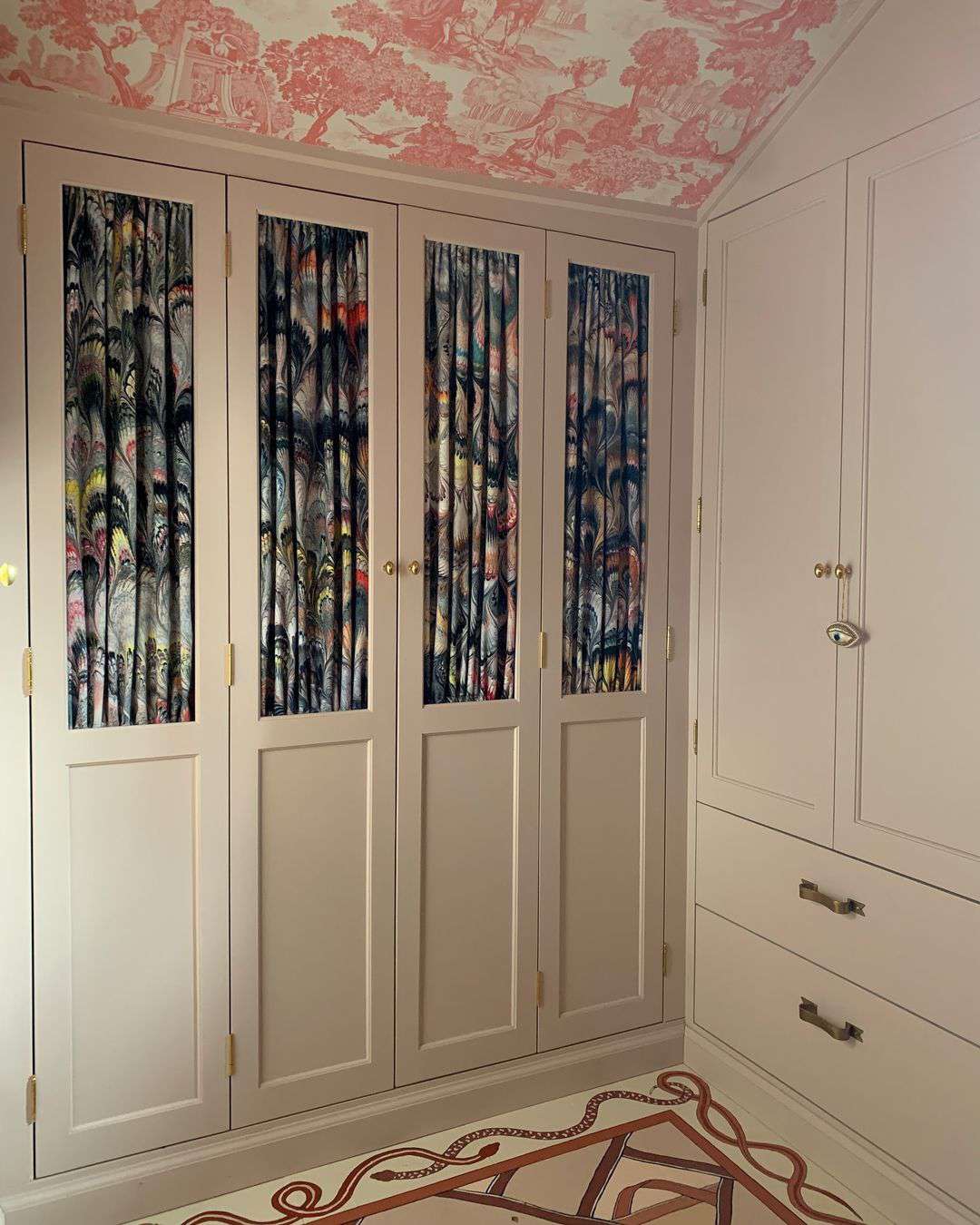 toile rosa och vit tapet på sluttande tak