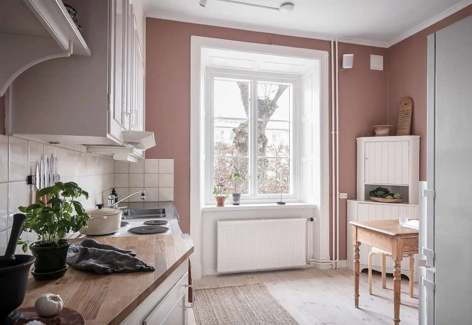 kök med dammiga rosa väggar