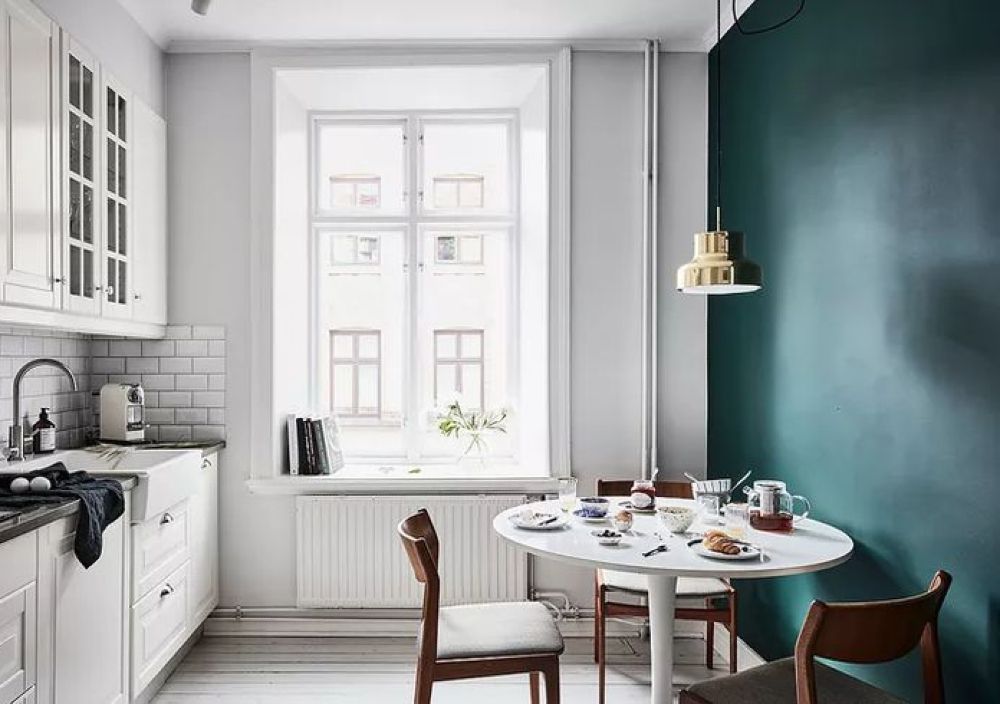 kök med teal accentvägg