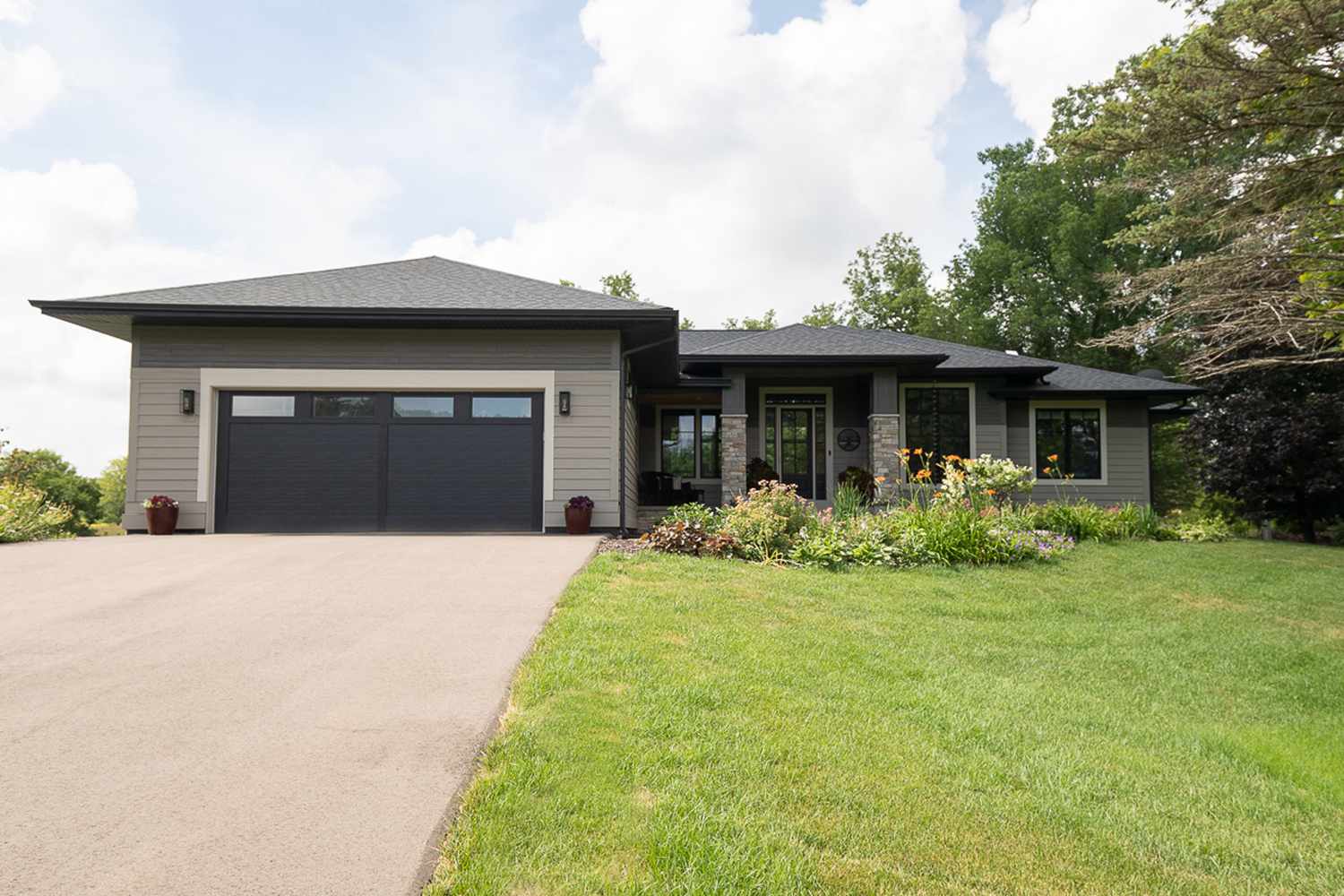 ombre grått hus exteriör