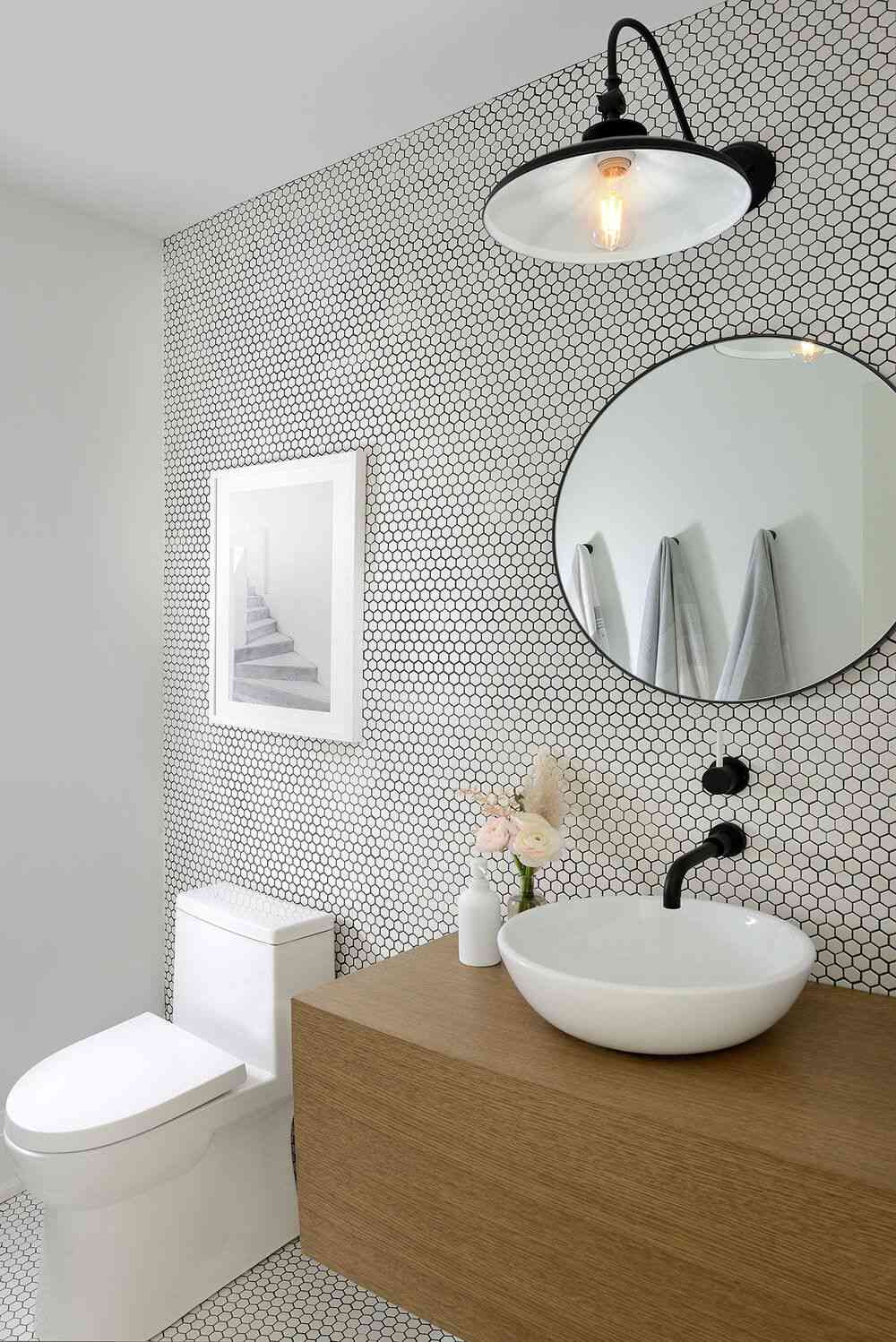 badrum med svanhals sconce belysning