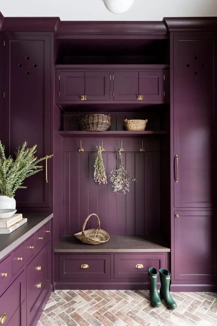 Aubergine lila mudroom.